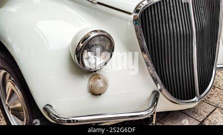 Gros plan avant de voiture vintage avec phare et calandre Banque D'Images