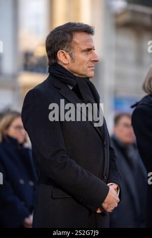 Le président français Emmanuel Macron lors des commémorations marquant le 10e anniversaire de l'attaque islamiste contre le journal satirique Charlie Hebdo et le supermarché juif Hypercacher à Paris, en France, le 7 janvier 2025. Douze personnes sont mortes dans les attentats, dont huit rédacteurs, tandis qu'une prise d'otages séparée mais liée dans un supermarché juif de l'est de Paris par un troisième tireur le 9 janvier 2015, a fait quatre autres victimes. L'effusion de sang a marqué le début d'une période sombre pour la France, au cours de laquelle des extrémistes inspirés par Al-Qaïda et le groupe État islamique ont monté à plusieurs reprises des attaques Banque D'Images