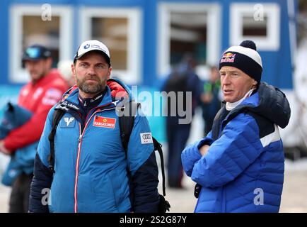 Bischofshofen, Österreich, 06. Januar 2025 : 73.internationale Vierschanzentournee, Skispringen, Herren, Weltcup, Bischofshofen, Paul-Ausserleitner Schanze, 4hills, Dreikönigsspringen Andreas Widhölzl (AUT) Cheftrainer, Team Österreich (Li.) mit Andreas Goldberger (Re.) im Gespräch Banque D'Images