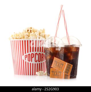 Savoureux pop-corn, boissons et billets de cinéma isolés sur blanc Banque D'Images