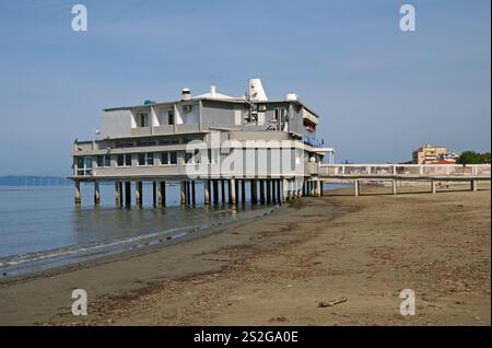 Hôtel restaurant Piccolo Mondo sur pilotis, Follonica, Toscane, Italie Banque D'Images