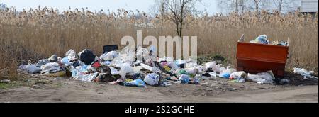 La poubelle est emballée avec des ordures et des déchets. Enlèvement des ordures dans les zones peuplées en temps opportun Banque D'Images