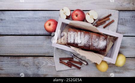 Tarte aux pommes d'automne classique avec pâtisseries sucrées complémentaires, créant une scène de fête du thé parfaite et célébrant la saison d'automne. Pose à plat. Banque D'Images