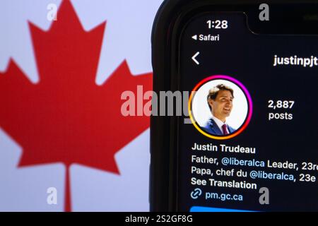 Téléphone intelligent affichant le profil de Justin Trudeau sur Instagram, avec le drapeau canadien en arrière-plan symbolisant un tournant dans le leadership canadien Banque D'Images