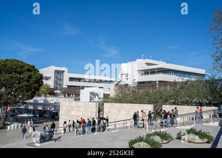 Los Angeles Californie - 17 décembre 2024 : une file de personnes descendant les escaliers au Getty Museum de Los Angeles Californie Banque D'Images