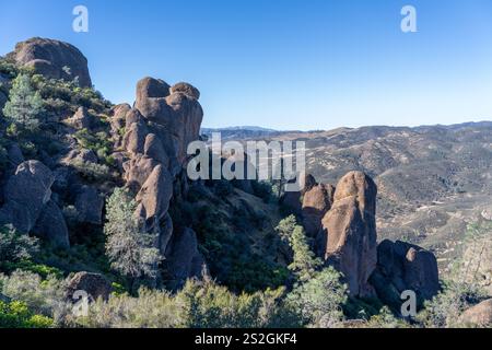 Un affleurement rocheux dans le parc national des Pinnacles avec des montagnes en arrière-plan Banque D'Images