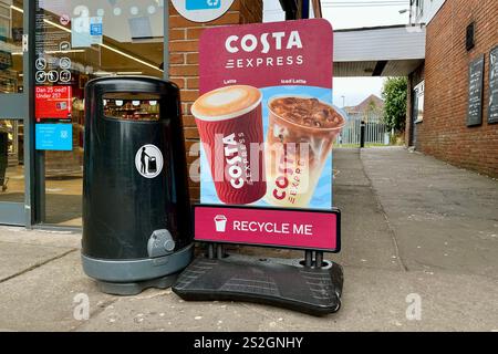 Enseigne Costa Express annonçant un Latte et un Latte glacé à l'extérieur de la coopérative de Killay. Swansea, pays de Galles, Royaume-Uni. 4 janvier 2025. Banque D'Images