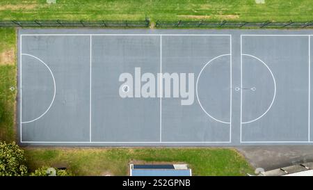 Photographie aérienne par drone des terrains de Netball au Summerhayes Park dans la ville de Winmalee dans les Blue Mountains en Nouvelle-Galles du Sud, Australie. Banque D'Images