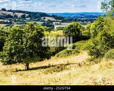 La vue depuis la Cotswold Way surplombant Great Witcombe près de Birdlip, Gloucestershire. Banque D'Images