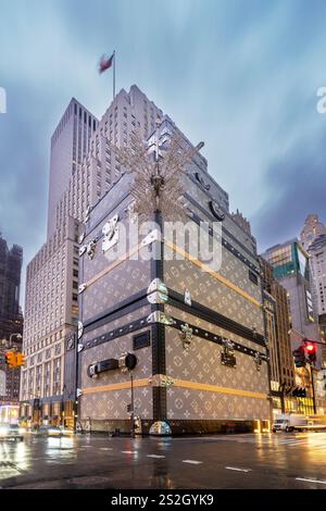 Housse de bagage Louis Vuitton XL pour la construction du nouveau Flagship Store sur la 5e Avenue Manhattan, New York City New York, États-Unis Banque D'Images