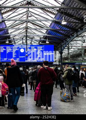 Les personnes vérifiant le tableau des heures d'arrivée / de départ dans Heuston Station, Dublin, Irlande. Banque D'Images