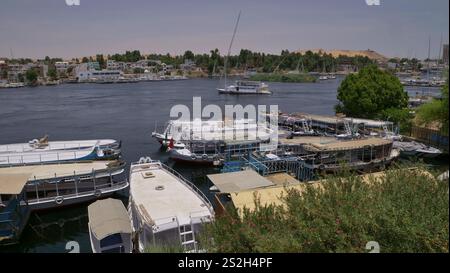 Felucca et bateaux fluviaux sur le Nil, Assouan, Egypte Banque D'Images