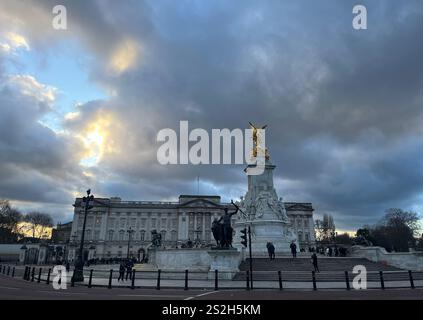 Londres, Royaume-Uni. 07 janvier 2025. Des nuages sombres passent au-dessus du palais de Buckingham et du Victoria Memorial. Crédit : Julia Kilian/dpa/Alamy Live News Banque D'Images