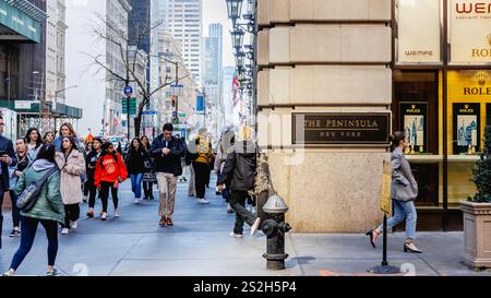 New York, Manhattan, États-Unis - 15 février 2023 : L'hôtel de luxe Peninsula au centre-ville par une belle journée d'hiver Banque D'Images