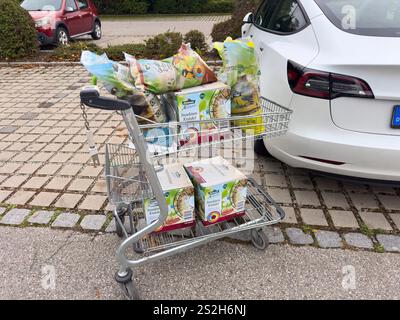 Kaufbeuren, Allemagne. 27 septembre 2024. Symbole achetant de la nourriture pour oiseaux au magasin Dehner pour l'hiver le 27 septembre 2024 à Kaufbeuren, Allemagne. Photographe : ddp images/STAR-images crédit : ddp Media GmbH/Alamy Live News Banque D'Images