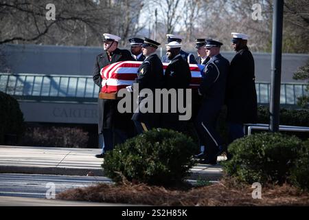 Atlanta, Géorgie, États-Unis. 7 janvier 2025. Le cercueil drapé de drapeau de l'ancien président carter quitte le carter President Center pour la base de réserve aérienne Dobbins, en direction de Washington, DC (crédit image : © Robin Rayne/ZUMA Press Wire) USAGE ÉDITORIAL SEULEMENT! Non destiné à UN USAGE commercial ! Banque D'Images