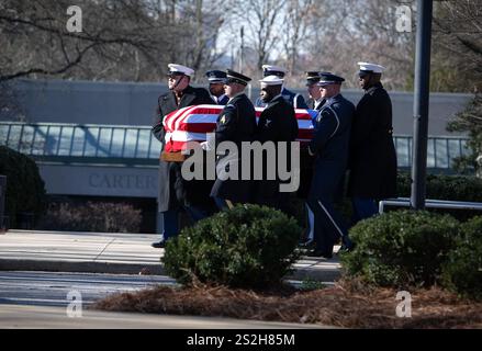 Atlanta, Géorgie, États-Unis. 7 janvier 2025. Le cercueil drapé de drapeau de l'ancien président carter quitte le carter President Center pour la base de réserve aérienne Dobbins, en direction de Washington, DC (crédit image : © Robin Rayne/ZUMA Press Wire) USAGE ÉDITORIAL SEULEMENT! Non destiné à UN USAGE commercial ! Banque D'Images
