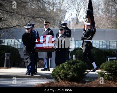 Atlanta, Géorgie, États-Unis. 7 janvier 2025. Le cercueil drapé de drapeau de l'ancien président carter quitte le carter President Center pour la base de réserve aérienne Dobbins, en direction de Washington, DC (crédit image : © Robin Rayne/ZUMA Press Wire) USAGE ÉDITORIAL SEULEMENT! Non destiné à UN USAGE commercial ! Banque D'Images