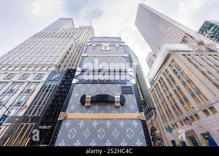 Housse de bagage Louis Vuitton XL pour la construction du nouveau Flagship Store sur la 5e Avenue Manhattan, New York City New York, États-Unis Banque D'Images