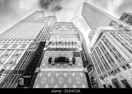 Housse de bagage Louis Vuitton XL pour la construction du nouveau Flagship Store sur la 5e Avenue Manhattan, New York City New York, États-Unis Banque D'Images