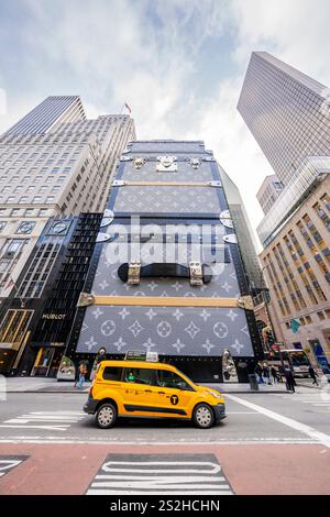 Housse de bagage Louis Vuitton XL pour la construction du nouveau Flagship Store sur la 5e Avenue Manhattan, New York City New York, États-Unis Banque D'Images