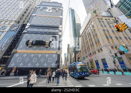 Housse de bagage Louis Vuitton XL pour la construction du nouveau Flagship Store sur la 5e Avenue Manhattan, New York City New York, États-Unis Banque D'Images