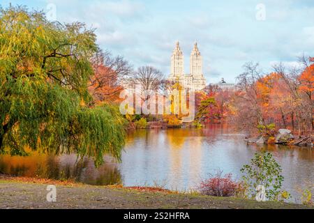 Central Park, vue sur les gratte-ciel, Manhattan, New York City New York, États-Unis Banque D'Images