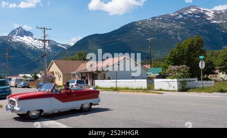 Skagway, Alaska, États-Unis - 07 juillet 2019 : voiture décapotable rétro de Nash Metropolitan. Nash Metropolitan dans la rue, vue de côté. Nash Metropolitan 1959 Banque D'Images