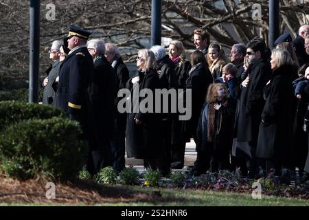 Atlanta, Géorgie, États-Unis. 7 janvier 2025. Famille et amis se rassemblent au cercle des drapeaux au Centre présidentiel carter alors que le cercueil de l'ancien président est escorté par la garde d'honneur lorsqu'il quitte le centre. (Crédit image : © Robin Rayne/ZUMA Press Wire) USAGE ÉDITORIAL SEULEMENT! Non destiné à UN USAGE commercial ! Banque D'Images