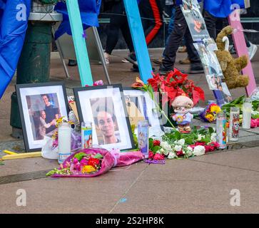 Nouvelle-Orléans, LOUISIANE, États-Unis - 4 janvier 2025 : gros plan de fleurs, bougies, croix, photographies et animaux en peluche laissés par les personnes en deuil comme mémorial pour les 14 personnes tuées par un terroriste domestique qui a conduit sur Bourbon Street pour tuer les célébrants du nouvel an. Shamsud-DIN Jabbar, du Texas, a été identifié comme le conducteur du camion. Il a été tué par la police sur les lieux.. Banque D'Images