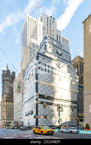 Housse de bagage Louis Vuitton XL pour la construction du nouveau Flagship Store sur la 5e Avenue Manhattan, New York City New York, États-Unis Banque D'Images
