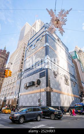 Housse de bagage Louis Vuitton XL pour la construction du nouveau Flagship Store sur la 5e Avenue Manhattan, New York City New York, États-Unis Banque D'Images