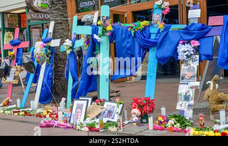 Nouvelle-Orléans, LOUISIANE, États-Unis - 4 janvier 2025 : fleurs, bougies, croix et animaux en peluche laissés par des personnes en deuil dans un mémorial de fortune pour les 14 personnes tuées par un terroriste domestique qui a conduit sur Bourbon Street pour tuer les célébrations du nouvel an. Shamsud-DIN Jabbar, du Texas, a été identifié comme le conducteur du camion. Il a été tué par la police sur les lieux.. Banque D'Images