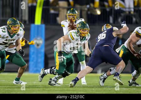 Frisco, Texas, États-Unis. 06 janvier 2025. Griffin Empey (62 ans), gardien des bisons du Dakota du Nord, cherche à bloquer lors d'un match entre le North Dakota State Bison et les Bobcats du Montana State au Toyota Stadium de Frisco, Texas. Freddie Beckwith/CSM/Alamy Live News Banque D'Images