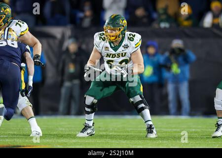 Frisco, Texas, États-Unis. 06 janvier 2025. Griffin Empey (62 ans), gardien des bisons du Dakota du Nord, cherche à bloquer lors d'un match entre le North Dakota State Bison et les Bobcats du Montana State au Toyota Stadium de Frisco, Texas. Freddie Beckwith/CSM/Alamy Live News Banque D'Images