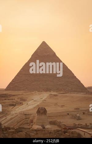 Grand Sphinx de Gizeh avec le plateau de Gizeh, nécropole et pyramides au Caire Banque D'Images