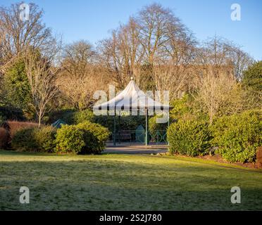 Kiosque à Central Park, Haworth, West Yorkshire par une journée ensoleillée d'hiver. ROYAUME-UNI Banque D'Images