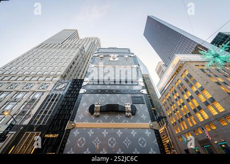 Housse de bagage Louis Vuitton XL pour la construction du nouveau Flagship Store sur la 5e Avenue Manhattan, New York City New York, États-Unis Banque D'Images