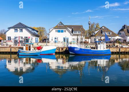 Bateaux de pêche dans le port de Vte sur l'île de Hiddensee. Banque D'Images
