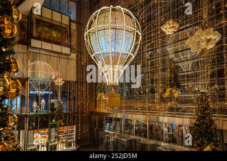 Hudson Yards Shopping Mall, décoré pour christmas Midtown, Manhattan, New York City New York, États-Unis Banque D'Images