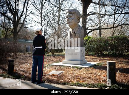 Atlanta, Géorgie, États-Unis. 7 janvier 2025. Un US, S. Marine corps. Gunnery Sgt. Affecté au Pentagone visite une statue de l'ancien président carter sur le terrain du Centre présidentiel carter. (Crédit image : © Robin Rayne/ZUMA Press Wire) USAGE ÉDITORIAL SEULEMENT! Non destiné à UN USAGE commercial ! Banque D'Images