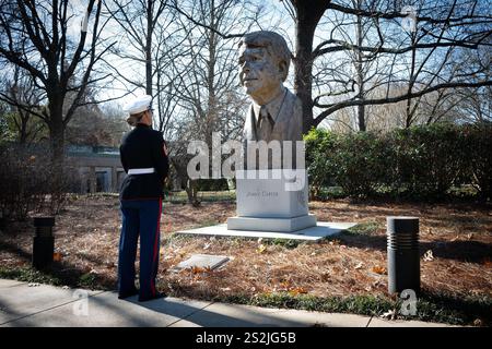 Atlanta, Géorgie, États-Unis. 7 janvier 2025. Un US, S. Marine corps. Gunnery Sgt. Affecté au Pentagone visite une statue de l'ancien président carter sur le terrain du Centre présidentiel carter. (Crédit image : © Robin Rayne/ZUMA Press Wire) USAGE ÉDITORIAL SEULEMENT! Non destiné à UN USAGE commercial ! Banque D'Images