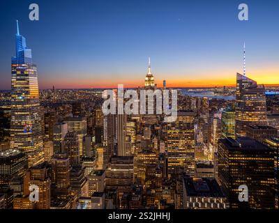Horizon coloré de Manhattan, illuminé à Blue Hour After Sunset Manhattan, New York City New York, États-Unis Banque D'Images