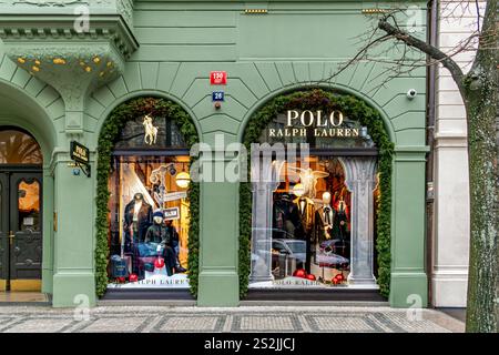 Prague, République tchèque - 20 décembre 2024 : boutique Polo Ralph Lauren à Parizska (rue de Paris). C'est une marque de créateur de mode de New York Banque D'Images