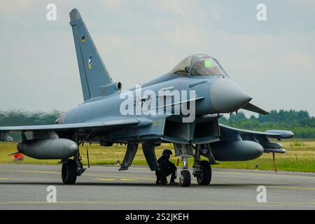 Liepaja, Lettonie- 16 juin 2024 : avion de chasse Eurofighter Typhoon de l'armée de l'air allemande sur piste, contrôle final avant le vol Banque D'Images