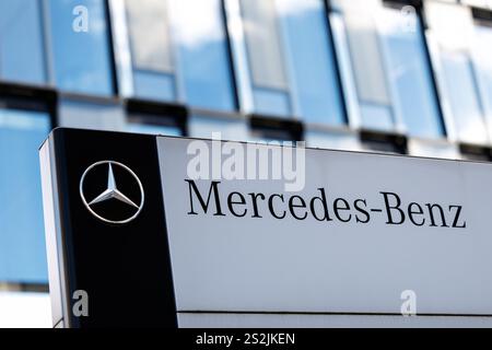 Munich, Allemagne. 07 janvier 2025. L'étoile Mercedes, le logo de la marque Mercedes-Benz, est visible sur une stèle devant une succursale du constructeur automobile à Munich (Bavière) le 7 janvier 2025. Mercedes Benz est une marque déposée pour automobiles du groupe Mercedes-Benz. Crédit : Matthias Balk/dpa/Alamy Live News Banque D'Images