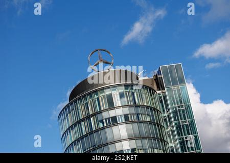 Munich, Allemagne. 07 janvier 2025. La Mercedes STAR, le logo de la marque Mercedes-Benz, est visible sur le toit d'une succursale du constructeur automobile à Munich (Bavière) le 7 janvier 2025. Mercedes Benz est une marque déposée pour automobiles du groupe Mercedes-Benz. Crédit : Matthias Balk/dpa/Alamy Live News Banque D'Images