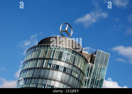 Munich, Allemagne. 07 janvier 2025. La Mercedes STAR, le logo de la marque Mercedes-Benz, est visible sur le toit d'une succursale du constructeur automobile à Munich (Bavière) le 7 janvier 2025. Mercedes Benz est une marque déposée pour automobiles du groupe Mercedes-Benz. Crédit : Matthias Balk/dpa/Alamy Live News Banque D'Images