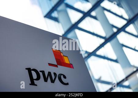 Munich, Allemagne. 07 janvier 2025. Le logo de PricewaterhouseCoopers International (PwC) peut être vu sur une stèle devant le siège de la société à Munich le 7 janvier 2025 à Munich (Bavière). PricewaterhouseCoopers International (PwC) est un réseau mondial d'entreprises juridiquement indépendantes et autonomes dans les domaines de l'audit, du conseil fiscal et du conseil en gestion et en affaires. PwC offre des services spécifiques à l'industrie dans les domaines de l'audit, du conseil fiscal et du conseil en gestion. Crédit : Matthias Balk/dpa/Alamy Live News Banque D'Images