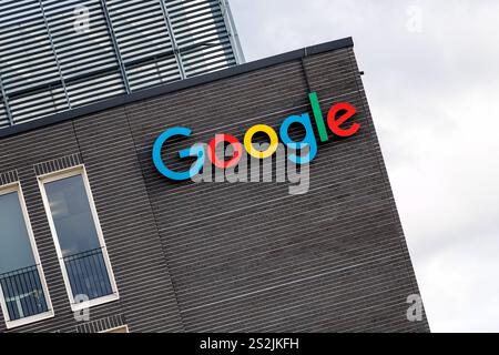 Munich, Allemagne. 07 janvier 2025. Le logo Google est visible sur la façade du siège de la société à Munich le 7 janvier 2025 à Munich (Bavière). Le centre de développement de la société est situé à Arnulfpark. Plus de 2 500 employés travaillent pour la société américaine dans différents sites en Allemagne. Crédit : Matthias Balk/dpa/Alamy Live News Banque D'Images